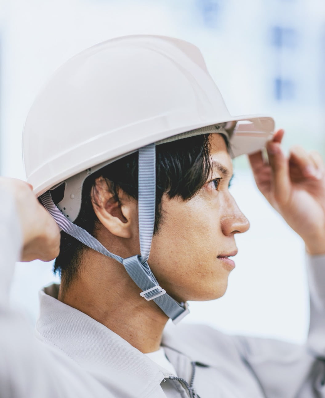 ヘルメットを着用する作業員